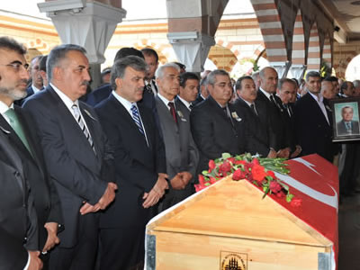 Cumhurbaşkanı Gül, İş Adamı Eskiyapan'ın Cenaze Törenine Katıldı