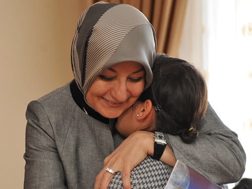 Bayan Gül'den Kız Yurdunda Kalan Çocuklara Anne Şefkati