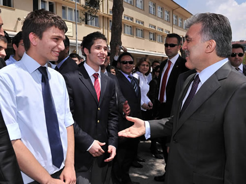 Cumhurbaşkanı Gül’den Gençlere: “Dünya Gençleriyle Rekabet Edebilir Halde Olmalısınız”