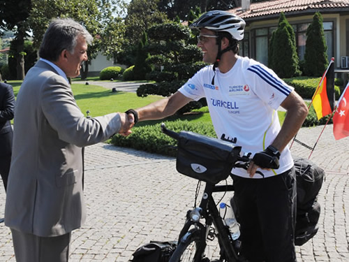 Cumhurbaşkanı Gül, Berlin'den Türkiye'ye Bisikletle Gelen Gazeteci İsmail Çevik'i Kabul Etti