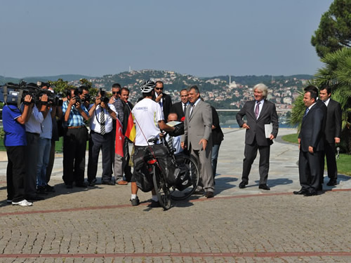Cumhurbaşkanı Gül, Berlin'den Türkiye'ye Bisikletle Gelen Gazeteci İsmail Çevik'i Kabul Etti