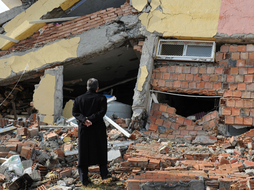 Cumhurbaşkanı Gül, Bayramın İlk Gününü Depremzedelerle Birlikte Geçirdi