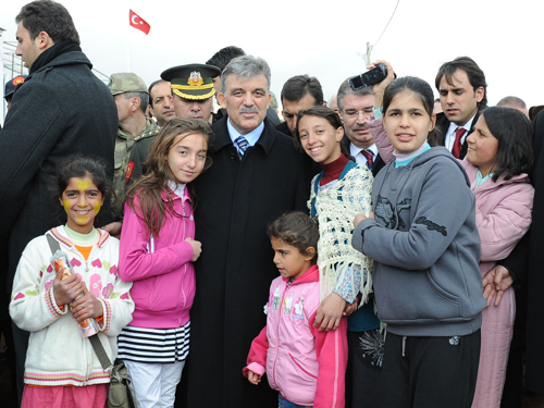 Cumhurbaşkanı Gül, Bayramın İlk Gününü Depremzedelerle Birlikte Geçirdi