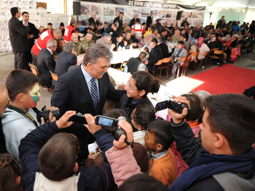 Cumhurbaşkanı Gül, Erciş'te Yeni Şehir Çadır Kentini Ziyaret Etti