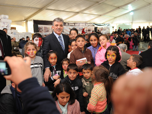 Cumhurbaşkanı Gül, Erciş'te Yeni Şehir Çadır Kentini Ziyaret Etti