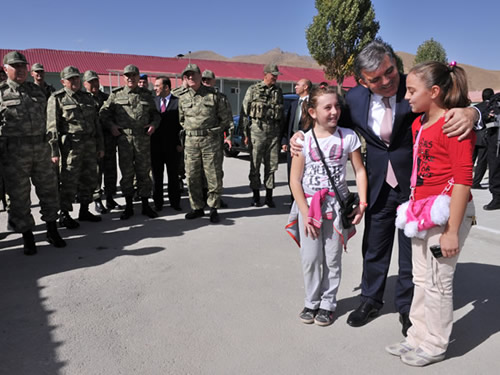 Cumhurbaşkanı Gül, Komutanlarla Güneydoğu’da Askerî Birlikleri Ziyaret Etti