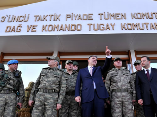 Cumhurbaşkanı Gül, Komutanlarla Güneydoğu’da Askerî Birlikleri Ziyaret Etti