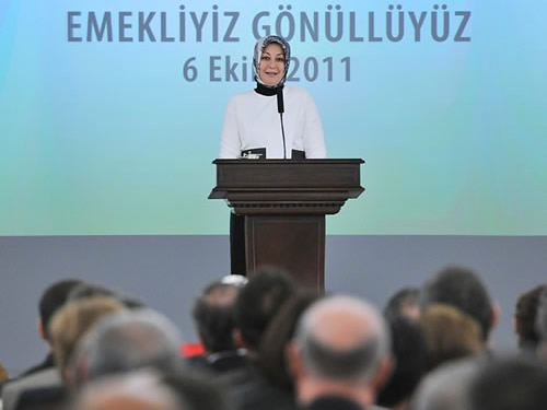 Bayan Gül’den Emekli Öğretmenlere: “Gönüllüler Ordusunun Bir Neferi Olun”