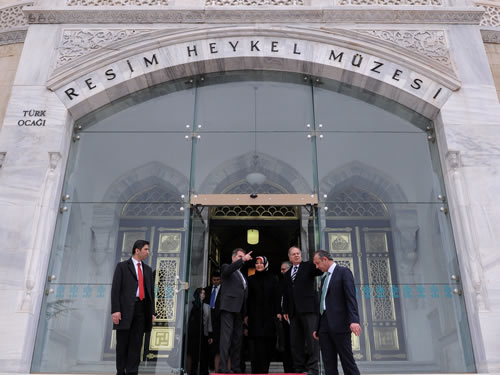 Bayan Gül, Resim ve Heykel Müzesi ile Etnoğrafya Müzesini Gezdi