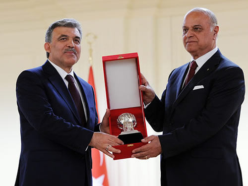 Cumhurbaşkanı Gül'e 'Karamanoğlu Mehmet Bey Türk Dili Ödülü'