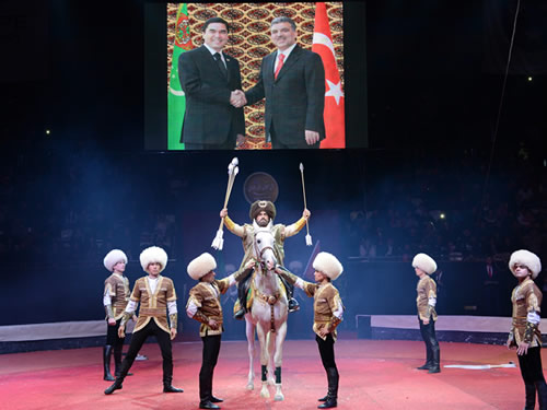 Cumhurbaşkanı Gül, Türkmenistan Devlet Sirki ve Kalkınış Topluluğu Gösterisini İzledi